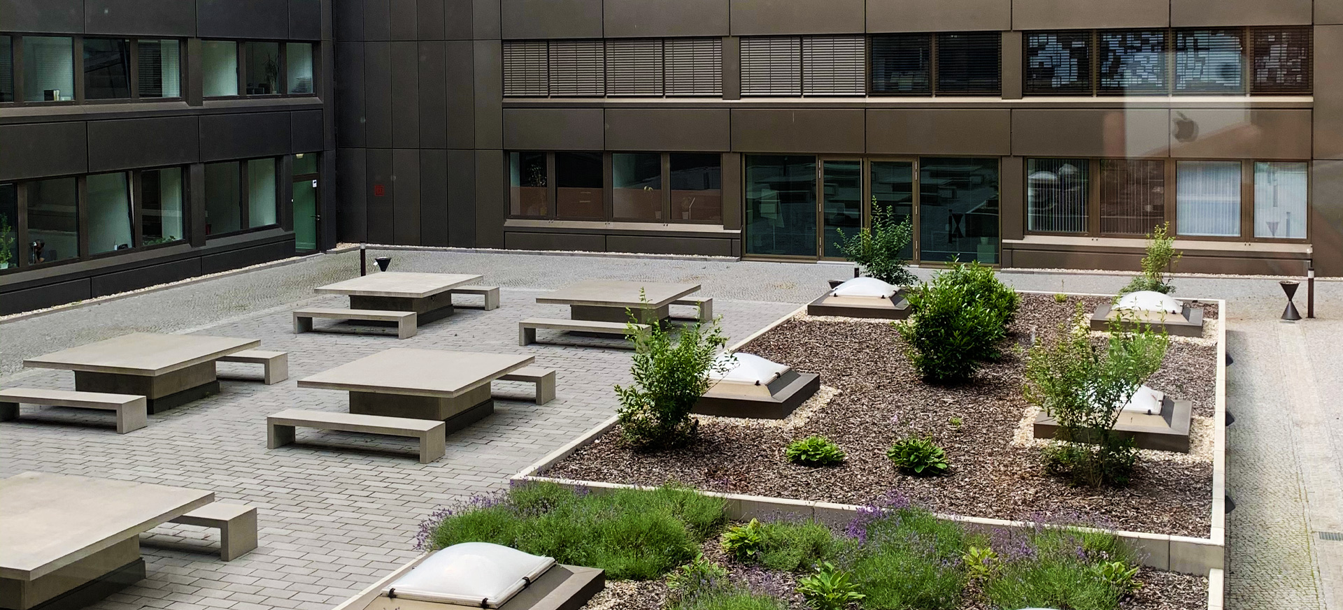 Blick auf die weitläufige Terrasse des Campus Berlin.